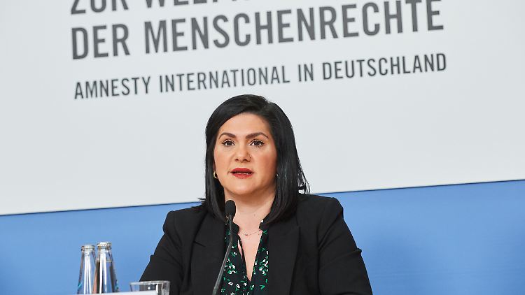 Mariam Claren, Aktivistin und Tochter der deutschen Staatsbuergerin und Frauenrechtlerin Nahid Taghavi bei der Vorstellung des Amnesty International Reports 2022/23.