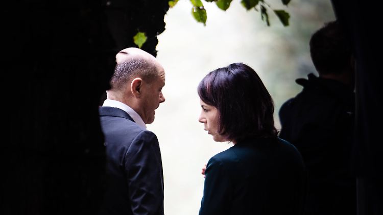Bundeskanzler Scholz und Außenministerin Baerbock an diesem Dienstag am Rande der deutsch-französischen Konsultationen in Hamburg.