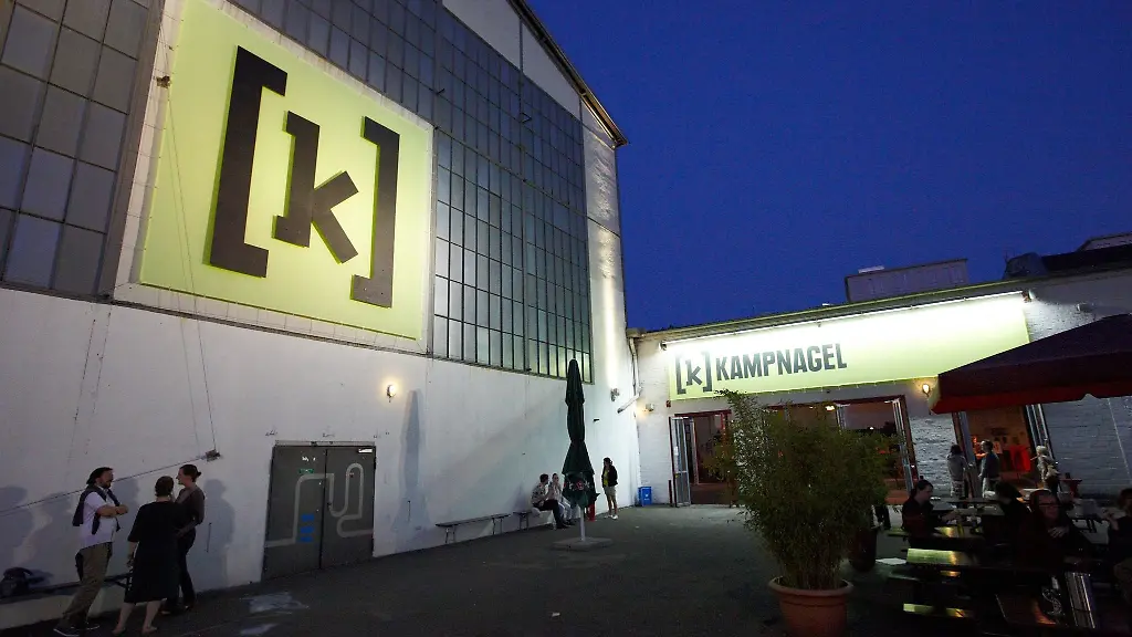 Besucher-stehen-vor-dem-Eingang-einer-grossen-Foyer-Halle-von-Kampnagel