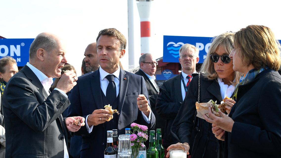 Eine Runde Fischbrötchen an der Elbe.