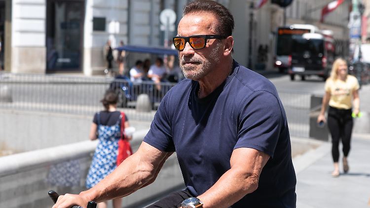 Ja, ab und an steigt er auch aufs Rad: Arnold Schwarzenegger.