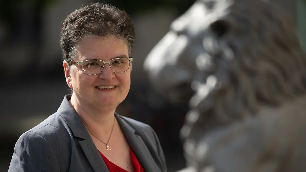 Die-Statistikprofessorin-Claudia-Becker-steht-nach-einer-Pressekonferenz-der-Universitaet-Halle-Saale-auf-dem-Campus