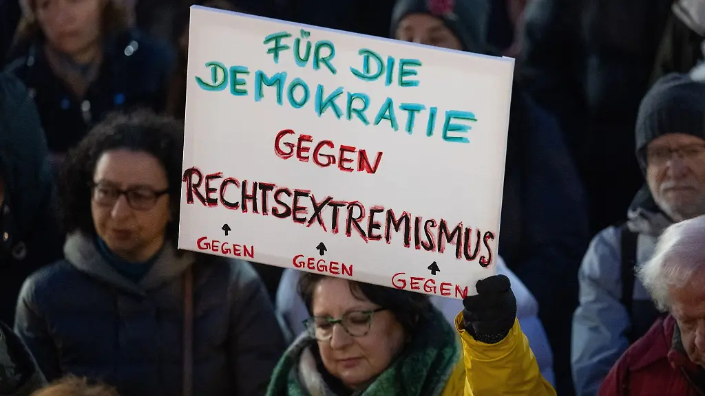 Mehrere-Menschen-nehmen-an-einer-Demonstration-gegen-Rechtsextremismus-und-die-AfD-teil