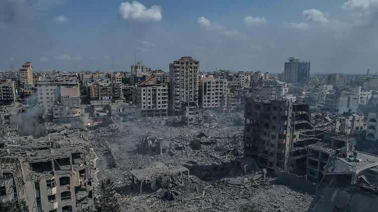 Luftaufnahme beschädigter und zerstörter Gebäude nach israelischen Luftangriffen.