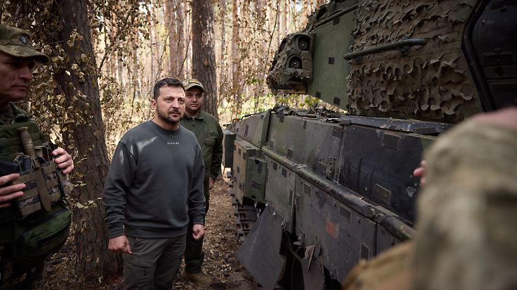 Präsident Selenskyj inspizierte bei einem Truppenbesuch vergangene Woche auch Panzer vom Typ Leopard. Deutschland wird weitere Exemplare liefern.