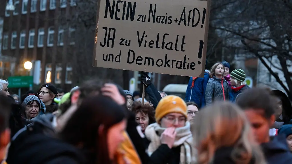 Buerger-demonstrieren-am-Saalbau-gegen-Rechtsextremismus