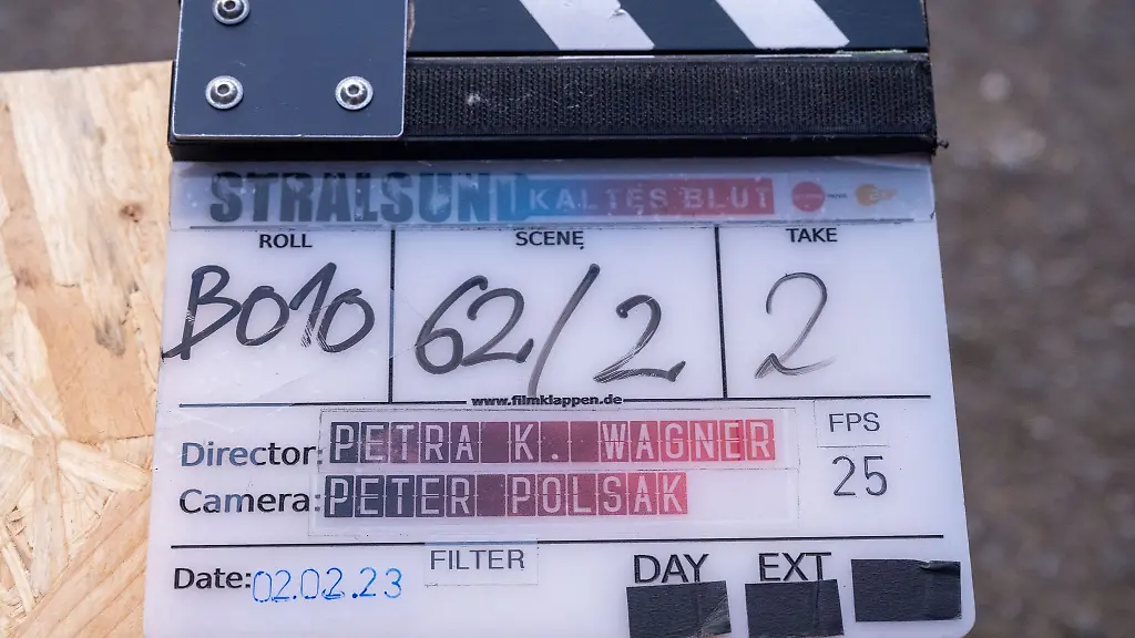 Eine-Klappe-liegt-am-Rande-der-Samstagskrimireihe-Stralsund-am-Set