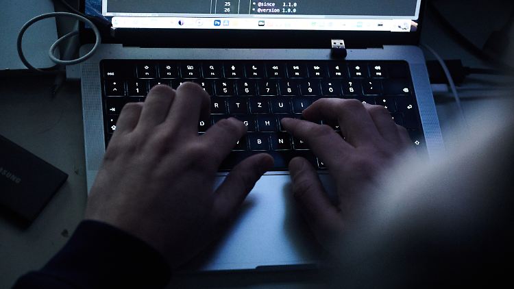 Bei einer DDoS-Attacke werden Webseiten-Server mit Anfragen geflutet.