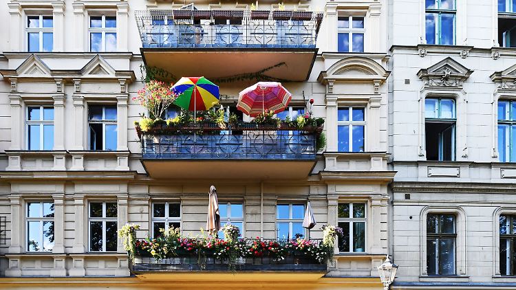 Bestlage mit Balkon - bei der Wohnungssuche schwer zu finden. Wer kreativ und abseits der üblichen Pfade von Internet und Makler sucht, hat vielleicht eher Chancen.