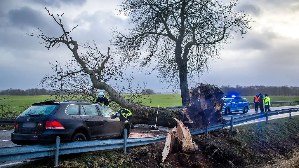 Feuerwehrleute-sichern-eine-Unfallstelle