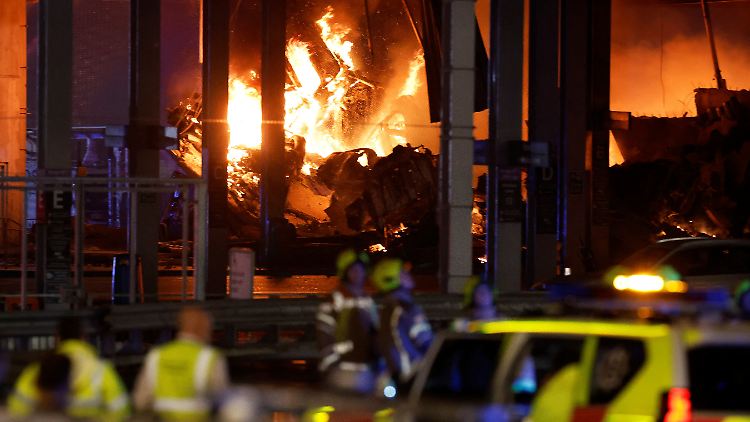 Ein Brand stoppt den Flugverkehr in Luton.