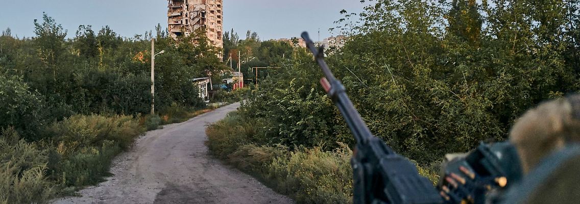 Ein ukrainischer Soldat im Einsatz in der Nähe der umkämpften Stadt Awdijiwka (Archivbild).