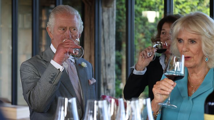 Auch Royals wissen einen guten Wein zu schätzen: König Charles III. und seine Frau Camilla im September beim Besuch des Weinguts Chateau Smith Haut Lafitte in Bordeaux.