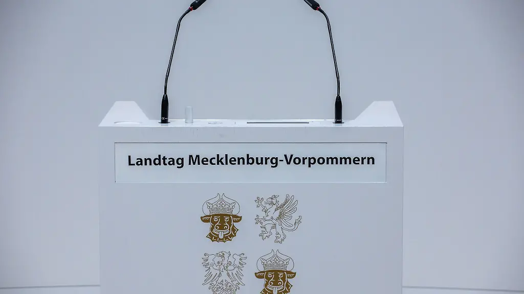 Das-Rednerpult-im-Landtag-von-Mecklenburg-Vorpommern