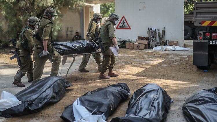 Im Kibbuz Kfar Aza transportieren Soldaten die Leichen von Zivilisten ab. Aber auch im Militär ist die Opferzahl hoch. 