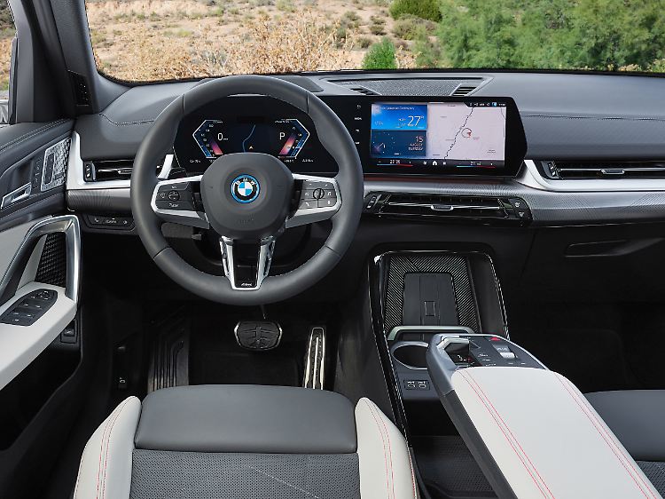 Das Cockpit des BMW X2 ist künftig digital. Der Dreh/Drücksteller des iDrive hat hier ebenfalls ausgedient.