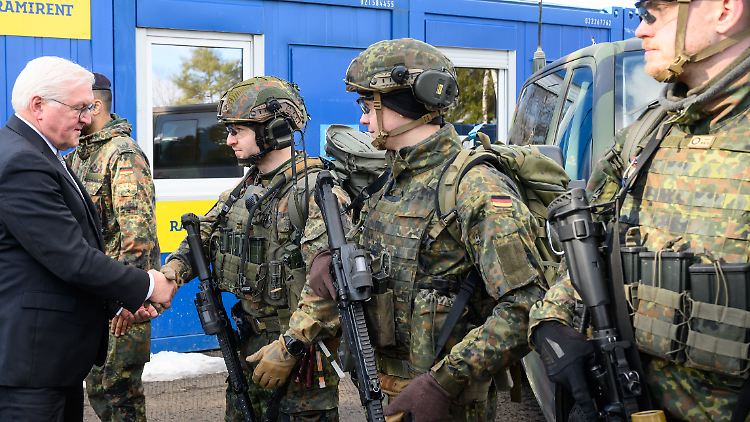 Bundespräsident Steinmeier bei einem Besuch von Bundeswehrsoldaten in Estland.