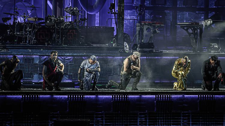 Werden auch 2024 vermutlich wieder vor ihren Fans in die Knie gehen: Rammstein.