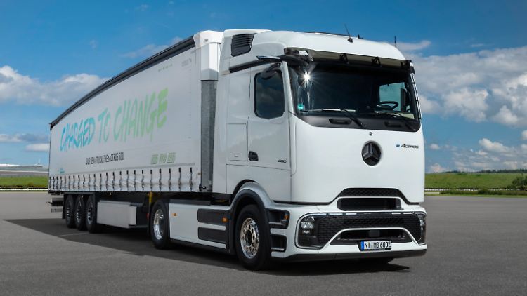 Auch mit großem Anhänger soll der Elektro-LKW E-Actros 600 von Mercedes-Benz Trucks um die 500 Kilometer Reichweite bieten.