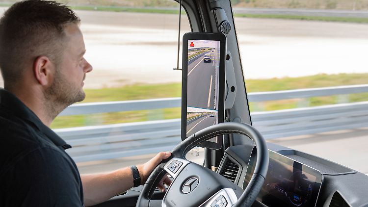 Statt auf physische Spiegel blickt der Trucker im E-Actros 600 auf große Displays der kamerabasierten Rückspiegel.