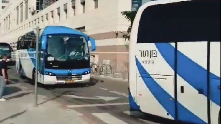 Auf einem Video, das Steffen Seibert postete, waren zwei Busse zu sehen. 100 Deutsche seien auf dem Weg nach Amman, schrieb er.
