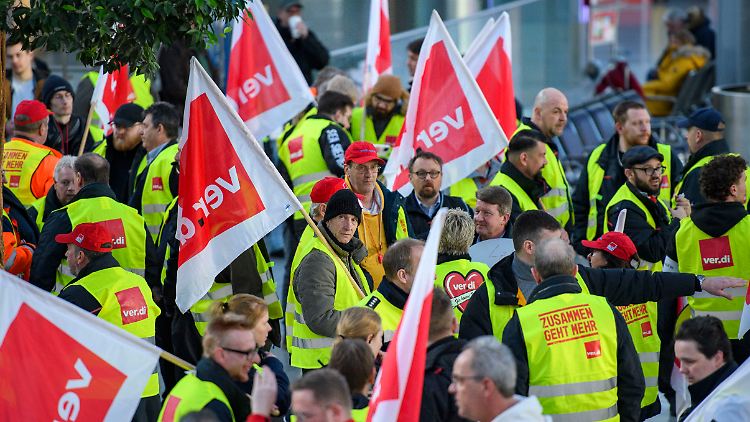 Aktuell verdienen die Beschäftigten von Bund und Kommunen im Schnitt 10,5 Prozent mehr als die Landeskollegen.