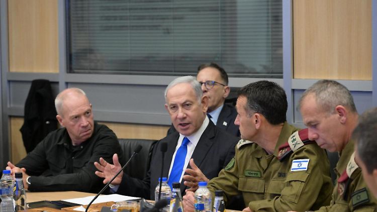 Ministerpräsident Benjamin Netanjahu (M.) bildet mit Verteidigungsminister Joav Galant (l.) sowie dem ehemaligen Verteidigungsminister Benny Gantz von der Partei Nationale Union ein Kriegskabinett.