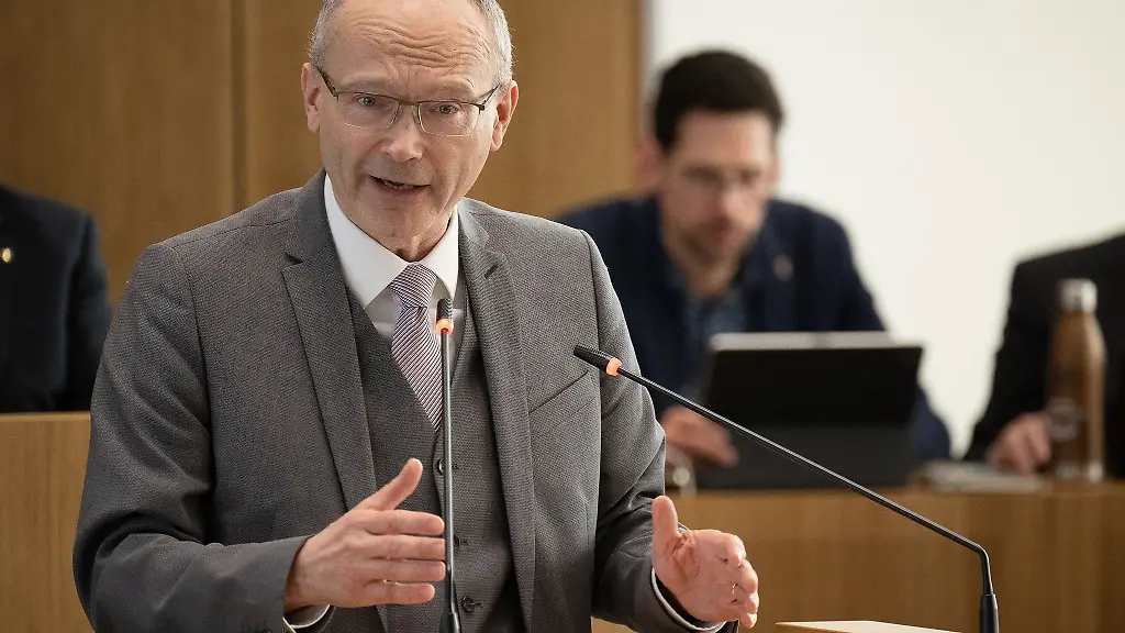 Helmut-Martin-CDU-Mitglied-des-Landtags-von-Rheinland-Pfalz-spricht-waehrend-der-Plenarsitzung-des-Landtags-von-Rheinland-Pfalz