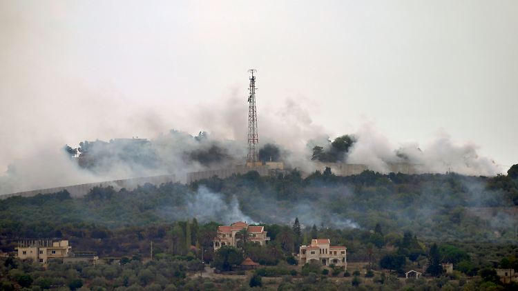 Rauch steigt auf nach Beschuss im Dorf Duhaira nahe der Grenze zu Israel.