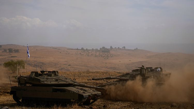 An der Grenze zum Libanon sind bereits israelische Panzer stationiert.