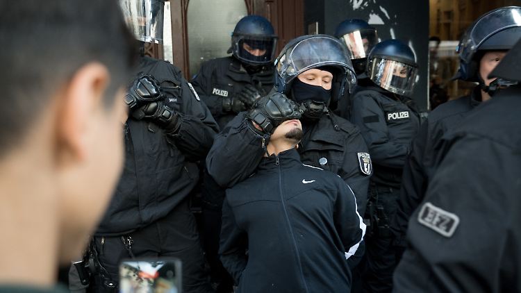 Die Polizei hat ihre Sicherheitsmaßnahmen in Neukölln verstärkt. Immer wieder kommt es zu vorläufigen Festnahmen. 
