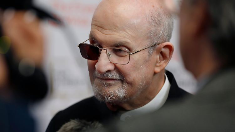 Neben der Erblindung auf einem Auge hat Rushdie weiterhin Störungen in einer seiner Hände.
