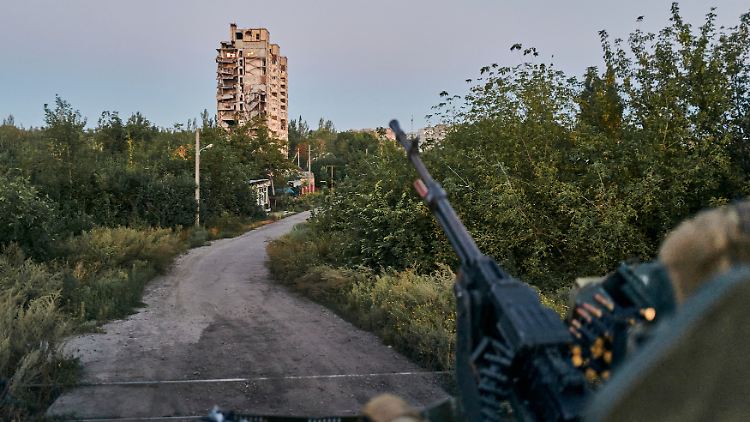 Ein ukrainischer Soldat hält eine Position in Awdijiwka (Archivbild).