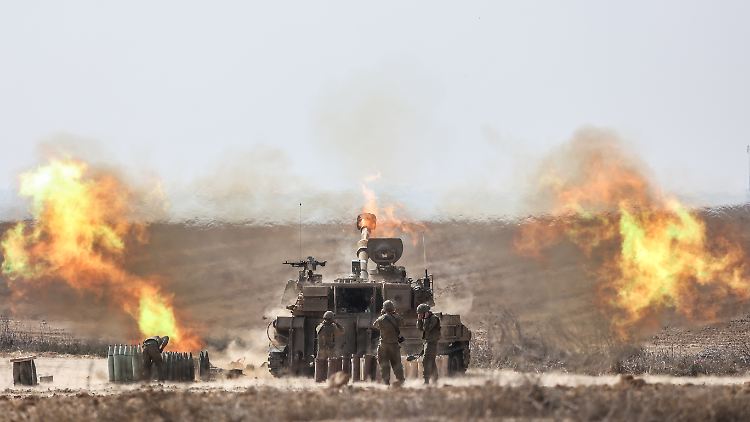 Die israelischen Streitkräfte feuern Artilleriegranaten auf den Gazastreifen ab.