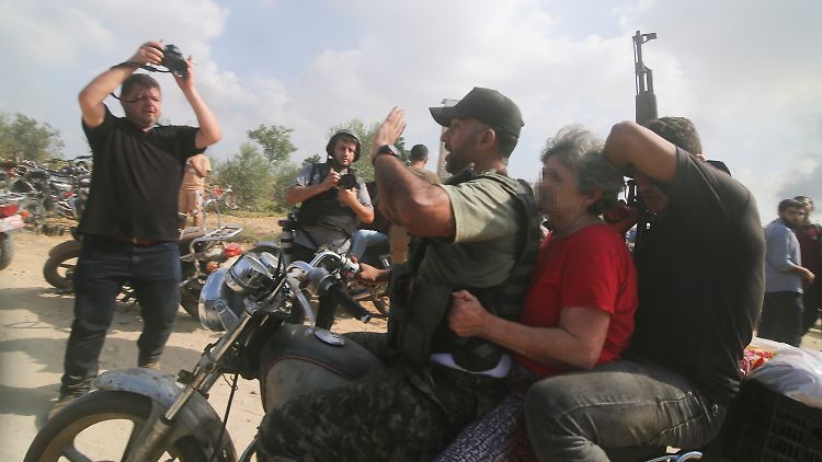 Die Hamas dokumentierte ihre Entführungen mit Fotos und Videos. ntv.de zeigt die Geiseln verpixelt.