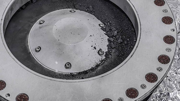 Diese Krümel sollen Forschungsgeschichte schreiben: Mithilfe der Probe vom Asteroiden Bennu will die NASA dazu beitragen, die Ursprünge des Lebens zu ergründen. 