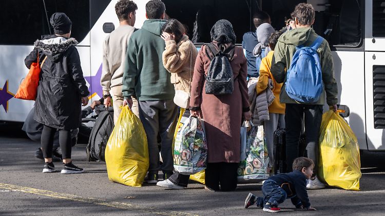 Länder und Kommunen, die sich um die Unterbringung und Versorgung einer wachsenden Zahl von Schutzsuchenden kümmern, mahnen seit Monaten Handlungsbedarf an. 