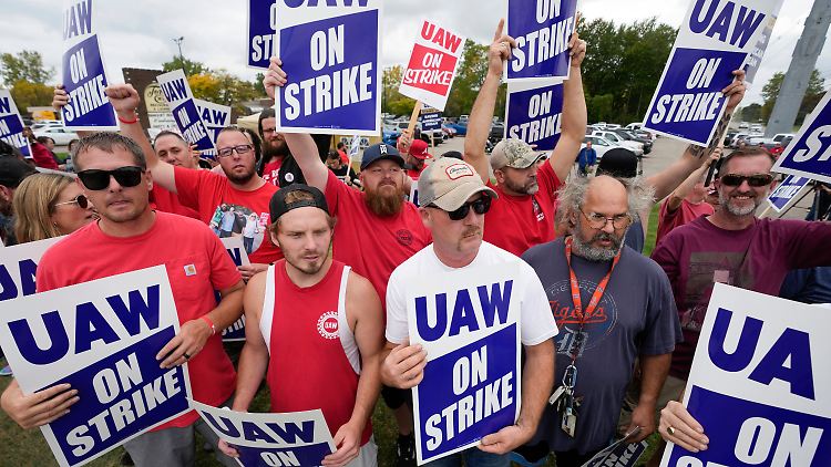 US-Präsident Joe Biden hatte sich zu Beginn des Streiks mit den Beschäftigten von Stellantis, Ford und GM solidarisiert. Er begrüßte die Einigung zwischen der UAW und der Chrysler-Muttergesellschaft.