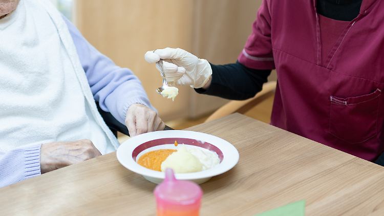 In der Pflege fehlt in Deutschland noch immer viel Personal. Eine angehobene Vergütung könnte daran etwas ändern.