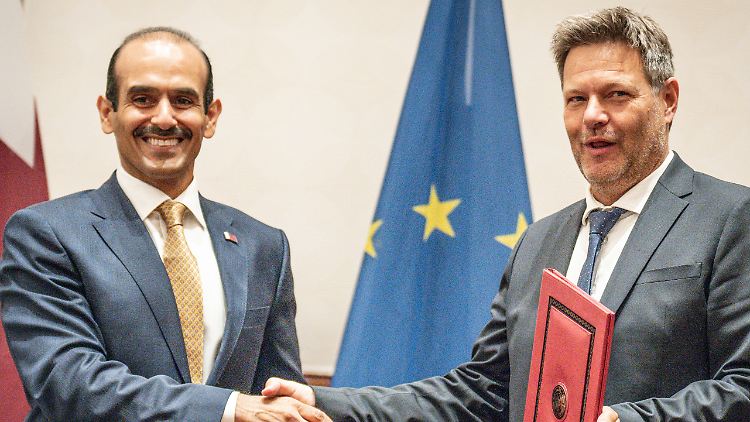 Im Mai 2022 unterzeichnen Wirtschaftsminister Habeck und der katarische Staatsminister für Energie, Al-Kaab, eine Energiepartnerschaft. 