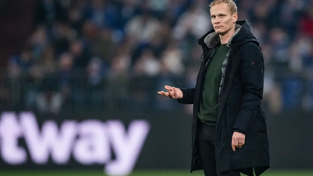 Schalkes-Trainer-Karel-Geraerts-reagiert-an-der-Seitenlinie