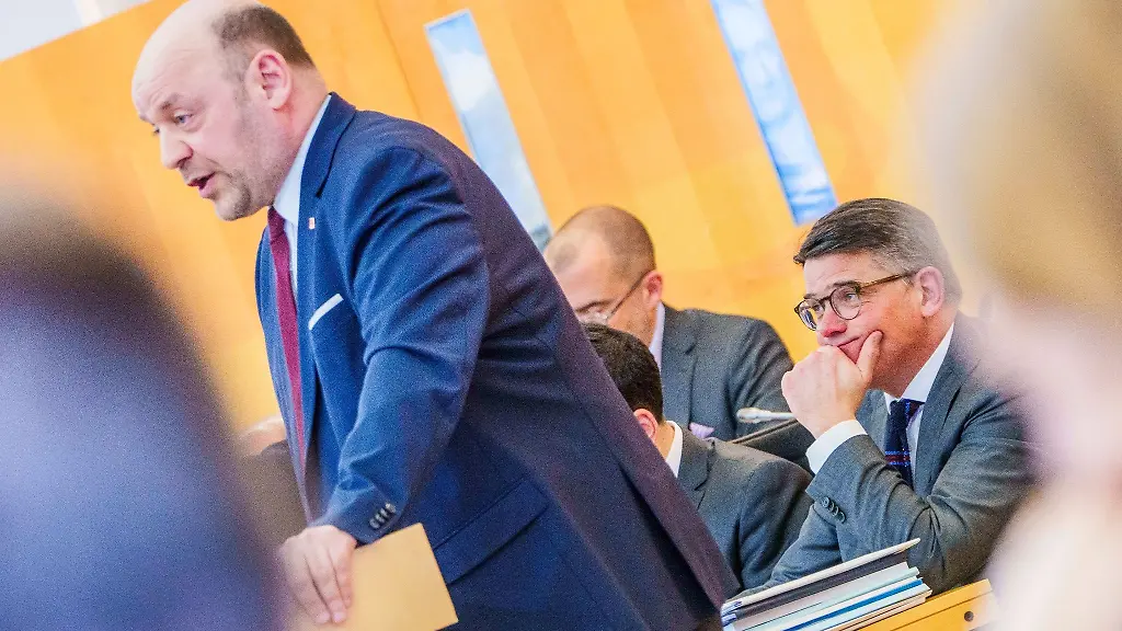 Robert-Lambrou-l-AfD-Fraktionsvorsitzender-seiner-Partei-im-hessischen-Landtag-spricht-zu-den-Abgeordneten