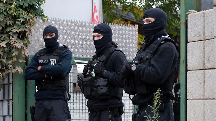 Maskierte Polizisten sichern 2022 ein Gelände eines Berliner Biker-Clubs während einer Razzia. 