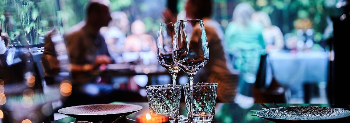 Gäste sitzen im Außenbereich eines Restaurants.