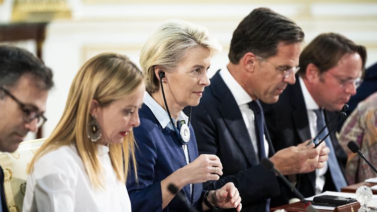 Im Juli verhandelten EU-Vertreter und Ministerpräsidenten wie der Niederländer Rutte und die Italienerin Meloni mit Tunesien einen umstrittenen Migrationsdeal aus.