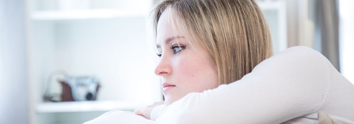 Zukunftsangst kann ein Gefühl von Ohnmacht auslösen. Aber es gibt Strategien, um das Gedankenkarussell zu stoppen.