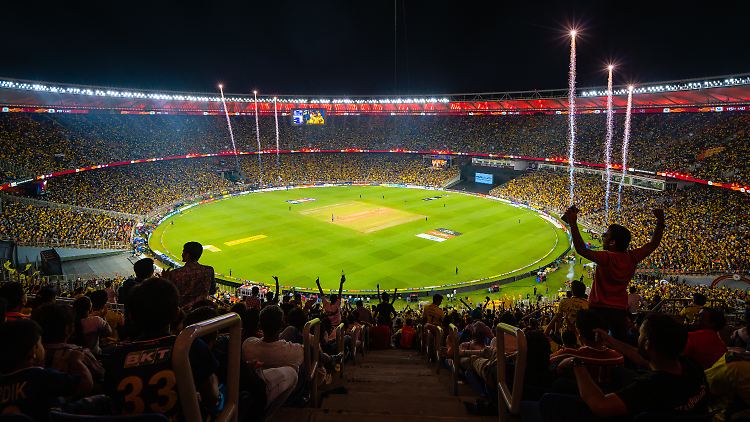 Das Narendra Modi Stadium ist mit seiner Kapazität von 132.000 Zuschauern das größte Stadion der Welt. 