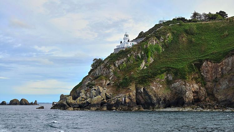 Vor der Einfahrt zum Hafen von Sark passiert man den Leuchtturm, der heute einem Steuerflüchtling gehört. Der Bungalow darüber wurde auf einem alten Wehrmachtsbunker errichtet.