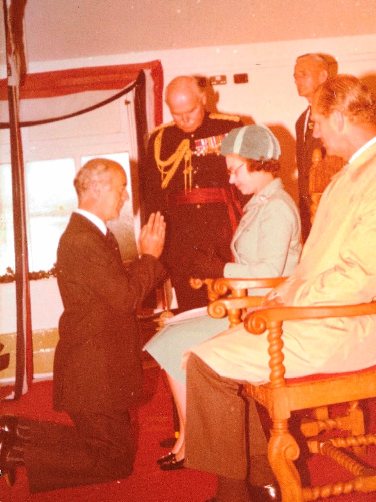 Knie nieder, Vasall! Ein mittelalterlicher Akt, der sich im März 2024 wiederholen wird, wenn König Charles III. den Seigneur Christopher Beaumont besucht. 1978 schwor Vater Michael der Queen die Treue.