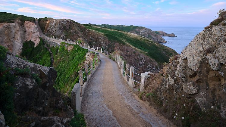 Die Landbrücke "La Coupée" verbindet Sark mit dem kleineren Little Sark. Sie wurde 1945 von deutschen Kriegsgefangenen befestigt; zuvor waren die Deutschen einige Jahre Besatzer.